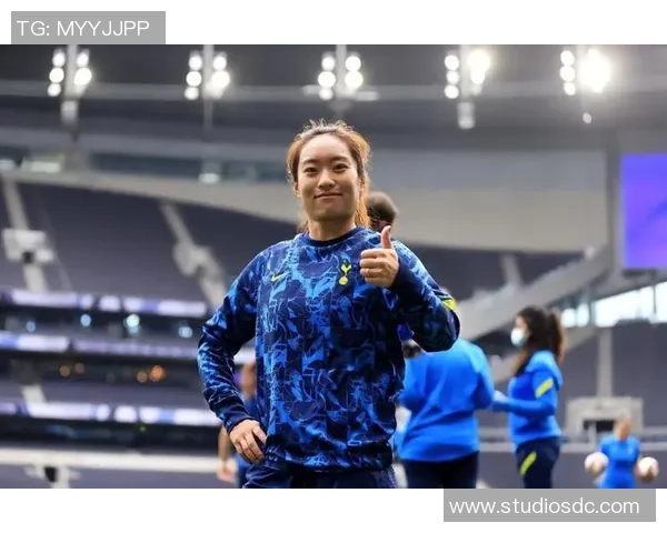 女足国脚唐佳丽机场合影启程亚洲杯征程期待为国争光展现风采 女足国脚唐佳丽机场合影启程亚洲杯征程期待为国争光展现风采